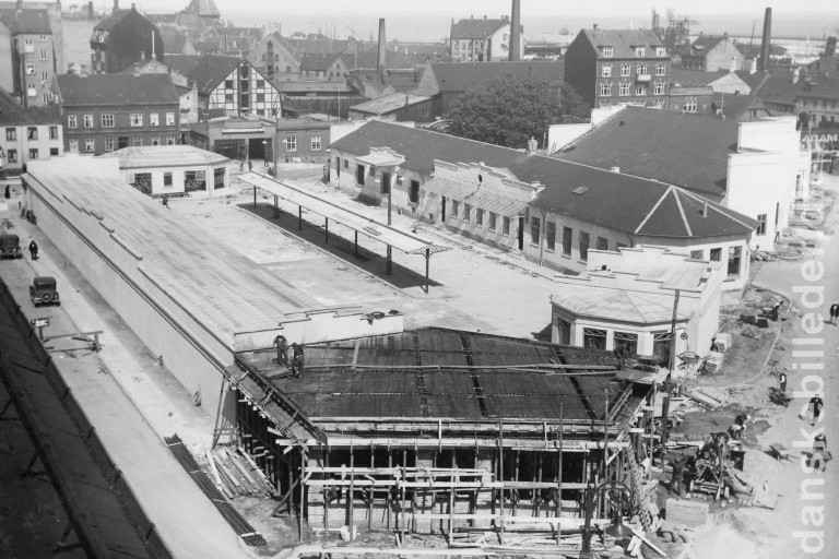 BYENS IDENTITET OG FORANDRING</br>construction and building - Bus Station 1930