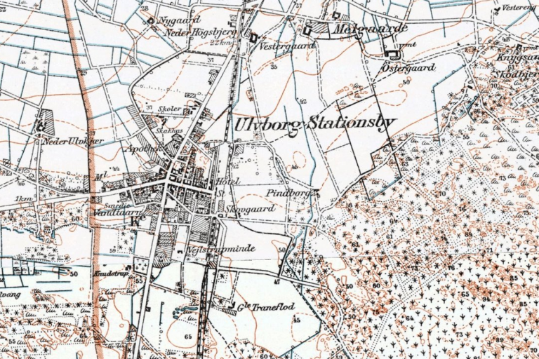 Da Ulfkjær blev til Ulfborg</br>Ulvborg Stationsby - kort 1901-1945. Sognegrænsen til Staby, hvor Neder Ulfkær ses,  er markeret med orange.<br />Kilde: Historisk Atlas
