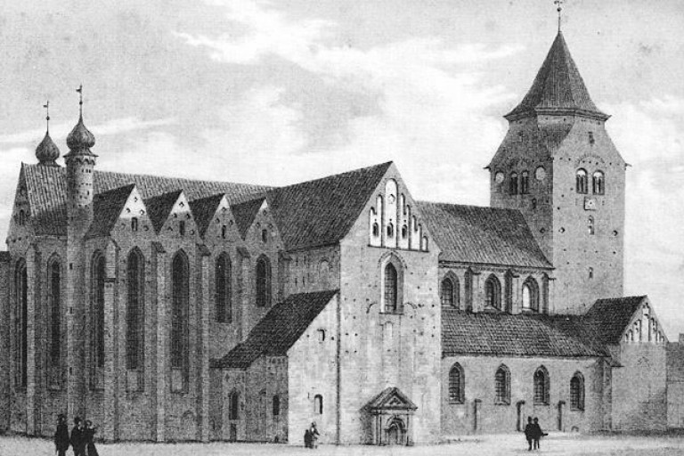 Århus Domkirke - bag om kulissen</br>Aarhus Domkirke 1800-tallet med et finurligt tårn og løgkupler tilføjet af Arkitekten N. H. Rieman i 1700-tallet.