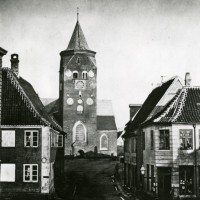 Århus Domkirke - bag om kulissen</br>Aarhus Domkirke 1870 med et sammensat udseende. Det gamle rådhus foran kirken er revet ned.